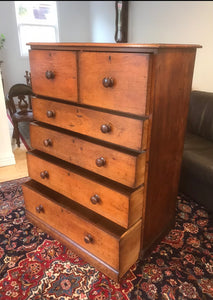 Colonial chest of drawers